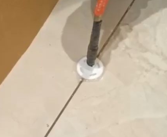 乌兰浩特瓷砖空鼓维修公司专业解答瓷砖在铺贴过程中，如果没有涂抹均匀到位的粘结材料（如水泥砂浆或瓷砖胶），可能会导致以下问题